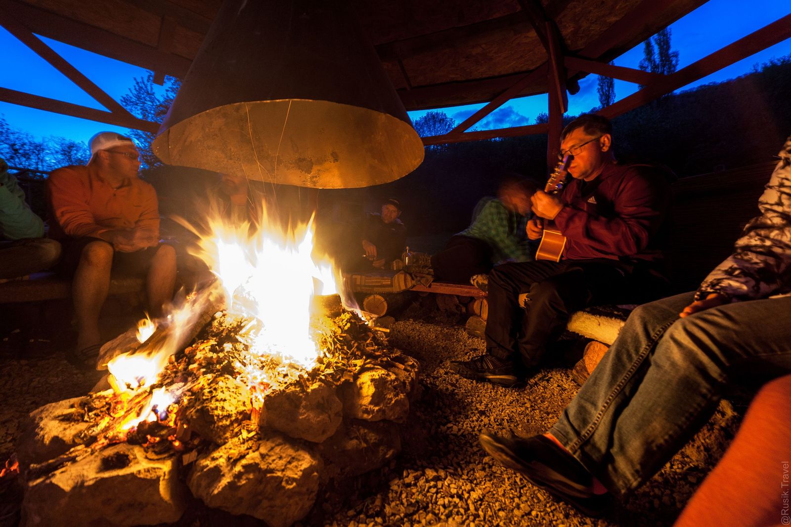 Вечер у костра