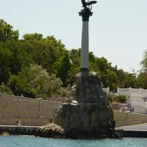 Памятник затопленным кораблям